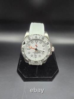 The World Traveller GMT Analog Watch Men's