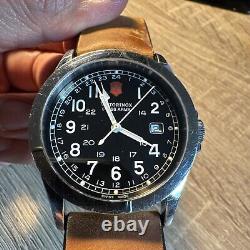 Victorinox SWISS ARMY Men Quartz GMT, 4 HANDER Brown Leather Strap. RARE